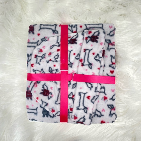 NWT *Exclusive* Roudelain 3- Piece Sequin Heart and Dog Printed Pajama G… - Picture 4 of 4